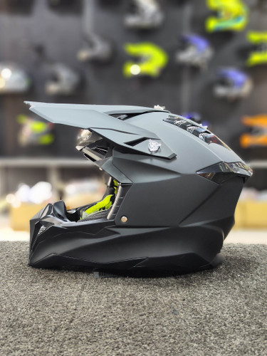 کلاه کراسی برند Airroh مدل Waarp Matte Black میدان دید وسیع