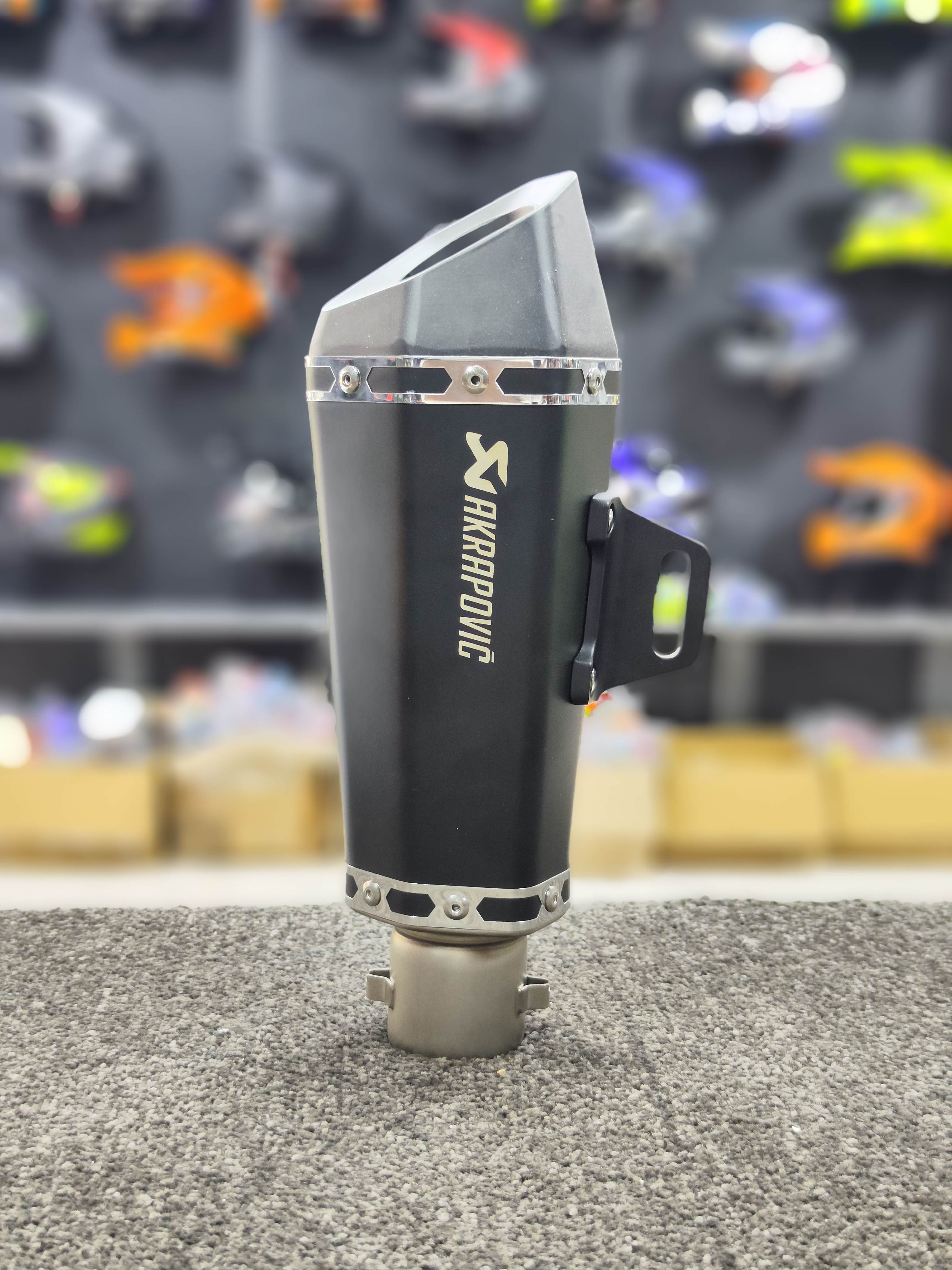اگزوز اسپرت برند AKRAPOVIC  مدل Style Hexagon Black Slip-On Exhaust صدای بم و اسپرت